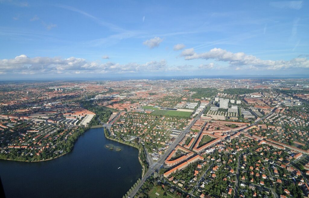 K&oslash;benhavn kigger ud over forst&aelig;nderne.